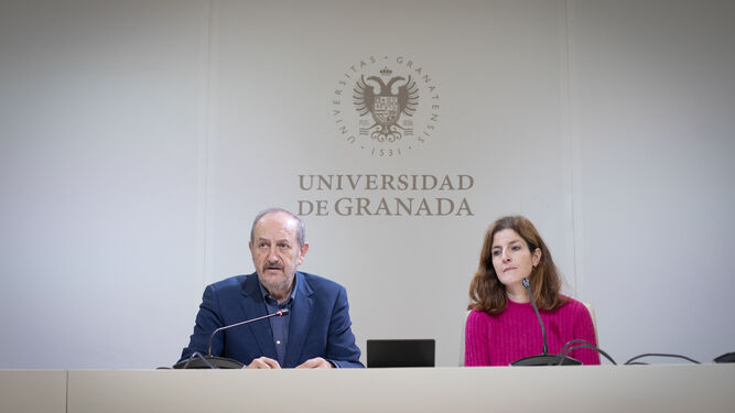 Freire y Olea durante la presentación del estudio.