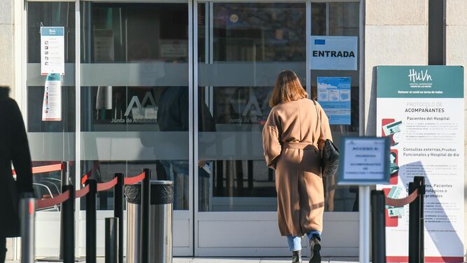 El Covid ingresa en los hospitales de Granada a cuatro personas diarias en la última semana