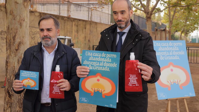 Granada intensifica la limpieza de excrementos de perros con 9 brigadas de Inagra
