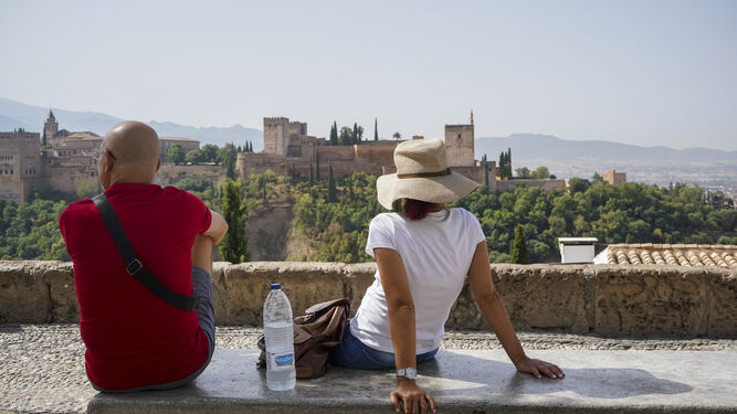 Turistas en Granada en una imagen de archivo.
