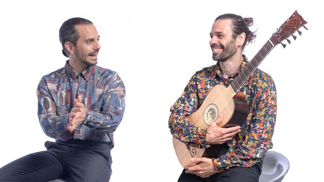 Juan Sancho y Miguel Rincón en actitud flamenca.