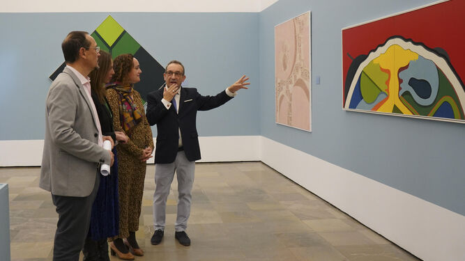 Ricardo Tenorio, director del Museo de Bellas Artes, comenta una de las piezas.