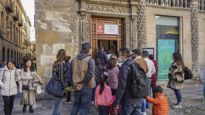 Una fila de turistas hace cola frente a la Capilla Real de Granada