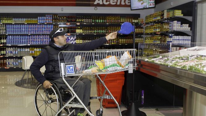 Persona con discapacidad atendida en función de sus necesidades en el Covirán en Granada