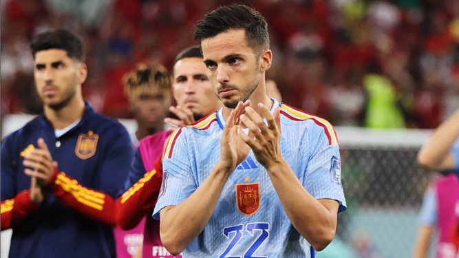 Sarabia aplaude tras la eliminación de España.