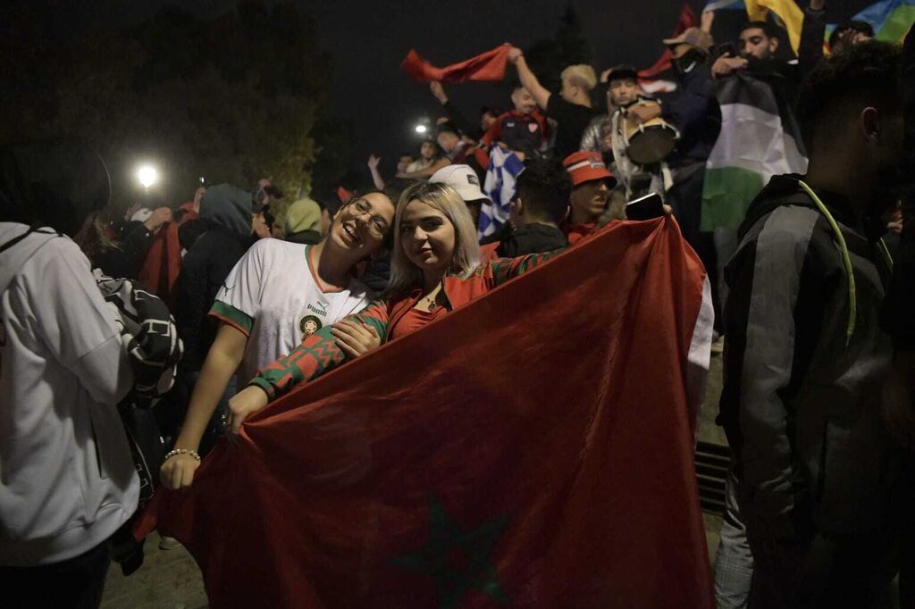 La afici&oacute;n marroqu&iacute; contin&uacute;a celebrando la victoria de su equipo en Granada, en im&aacute;genes