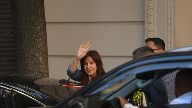 Cristina Fernández saluda este martes al salir de su residencia antes de conocer el veredicto.