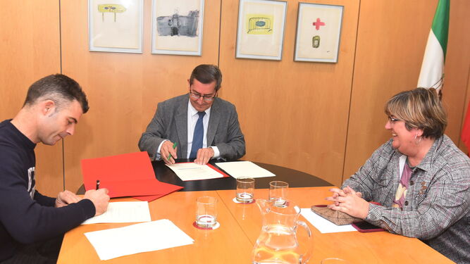 La diputación y la asociación Caprigran en la firma del acuerdo que impulsa y protege a la raza murciano-granadina