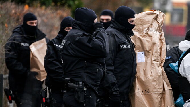 Agentes de la Policía alemana participan en un registro en Berlín.