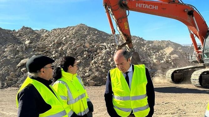 Imagen de la visita del delegado de la Junta a las obras de la nueva planta de compostaje en Guadix