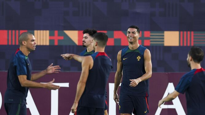 Cristiano Ronaldo sonríe durante el último entrenamiento de Portugal.