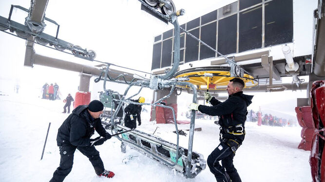 Operarios de Sierra Nevada trabajan para desbloquear un telesilla congelado durante la noche