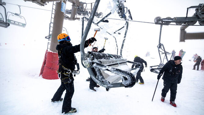 Operarios de Cetursa eliminan el hielo en uno de los remontes de la estación de esquí
