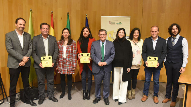 Foto de familia de los asistentes a la gala de premios de la Diputación de Granada y Ecoembres