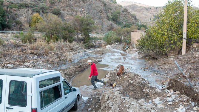 Las fuertes lluvias dejan a los vecinos del Pinar con fincas arrasadas, caminos destruídos y sin agua potable