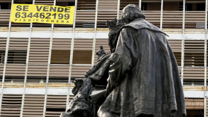 Imagen de archivo de un cartel de venta de piso desde la estatua de Colón e Isabel La Catolica de Granada