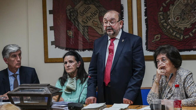 Joaquín Abras se dirige a los asistentes tras el recuento de los votos y ser proclamado nuevo presidente