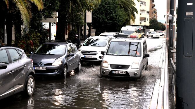 Las incidencias se acumulan en Granada tras la tromba de agua: desprendimientos, calles cortadas y un nuevo río