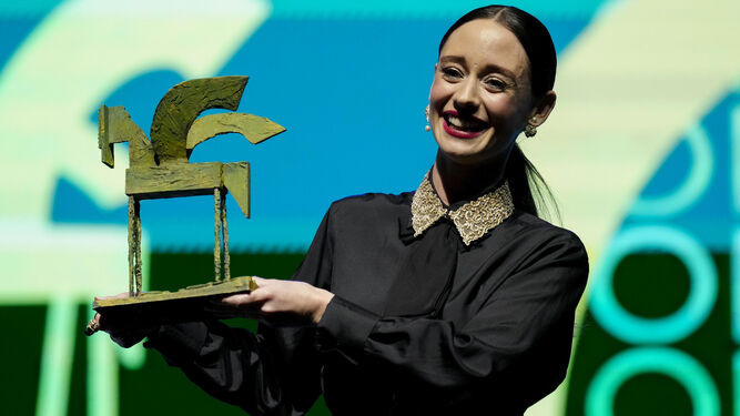 La actriz Elena Rivera con su premios Ondas del pasado año