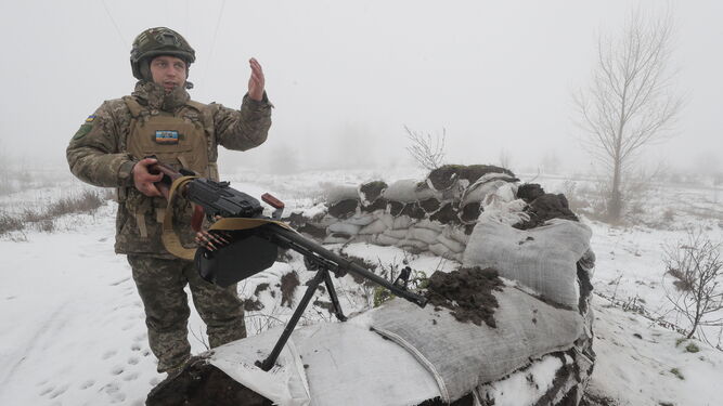 Un soldado ucraniano maneja su ametralladora a las afueras de Kiev.