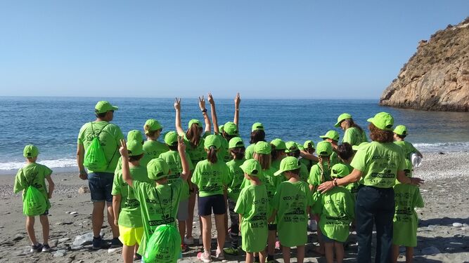 Catorce colegios de Granada participan en el primer encuentro de Ecopuertos de Apadrinamiento de Playas