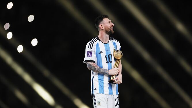 Messi, con el trofeo como mejor jugador del Mundial 2022.