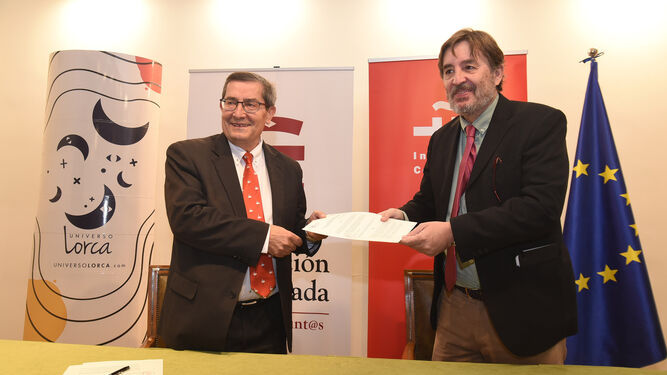 José Entrena y Luis García Montero, tras la firma del convenio