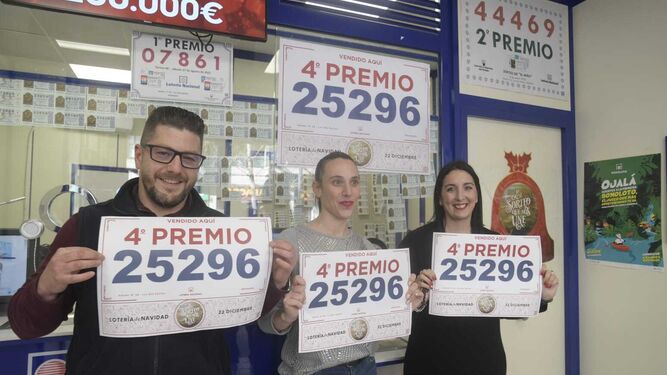 "Estamos agradecidas por esta buena racha": la administración 'los dos patitos' de Granada reparte 40.000 euros de la Lotería de Navidad