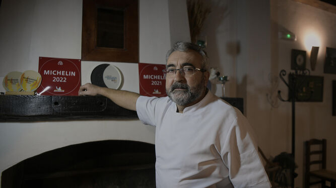 El chef Diego Higueras posa en su restaurante junto a los premios Bib Gourmand de la Guía Michelin