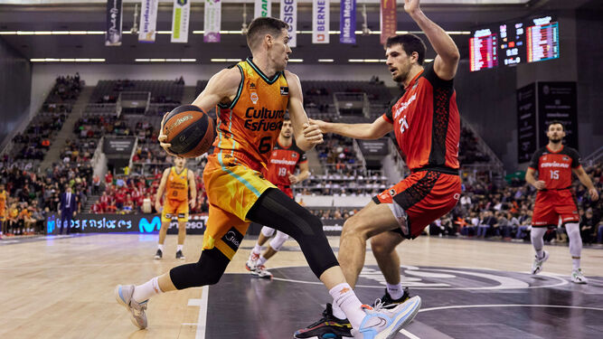 El capitán rojinegro trata de frenar al jugador del Valencia Basket López-Aróstegui.