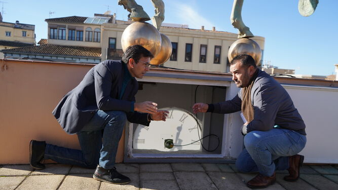 El reloj del Ayuntamiento de Granada, remodelado tras 30 años: "Ya es prácticamente imposible que pierda la hora"