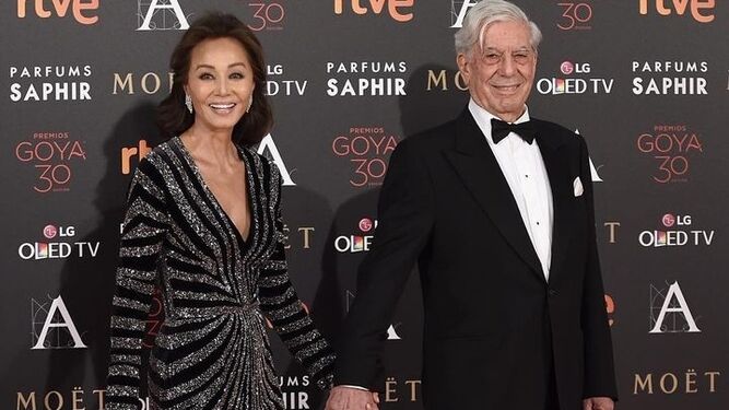 Isabel Preysler  y Mario Vargas Llosa, juntos de la mano en una gala de los Premios Goya.