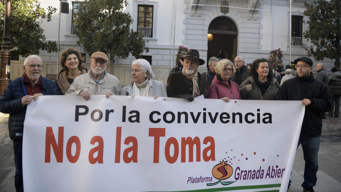 Integrantes de Granada Abierta en la ruede de prensa ofrecida este martes en la Plaza del Carmen