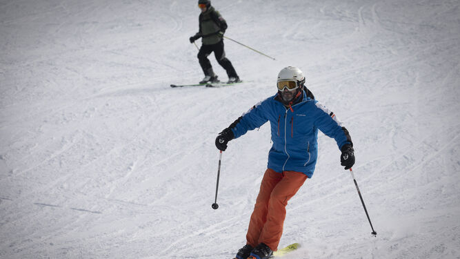 Dos esquiadores se deslizan por las pistas de Sierra Nevada