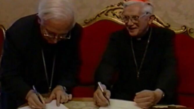 Momento de la firma de la devolución de los Libros Plúmbeos de Granada por el cardenal Ratzinger