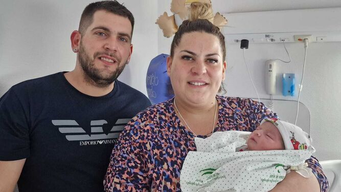 Adrián y Francisca, junto al pequeño Adrián, primer bebé nacido en Granada en 2023.