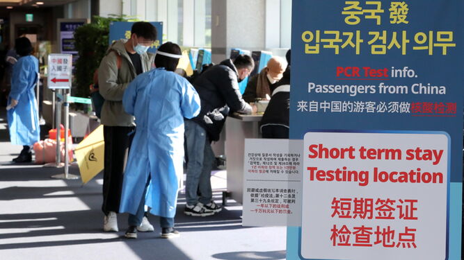 Stand en un aeropuerto de Corea para pasajeros provenientes de China
