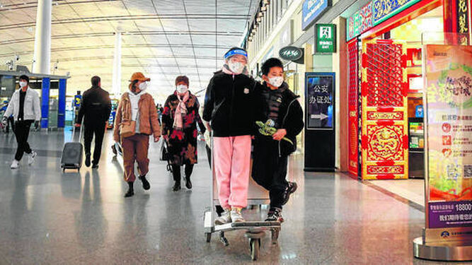 Viajeros en el Aeropuerto Internacional de Pekín.