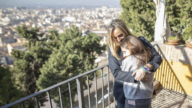 Marifrán Carazo abraza a su hija, que le hizo el directo a través de Instagram, después de anunciar su candidatura