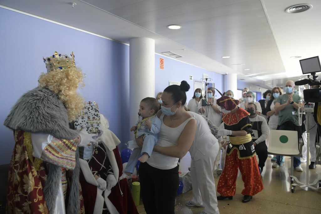 As&iacute; ha sido la visita de los Reyes Magos a los ni&ntilde;os hospitalizados en el Hospital San Cecilio de Granada
