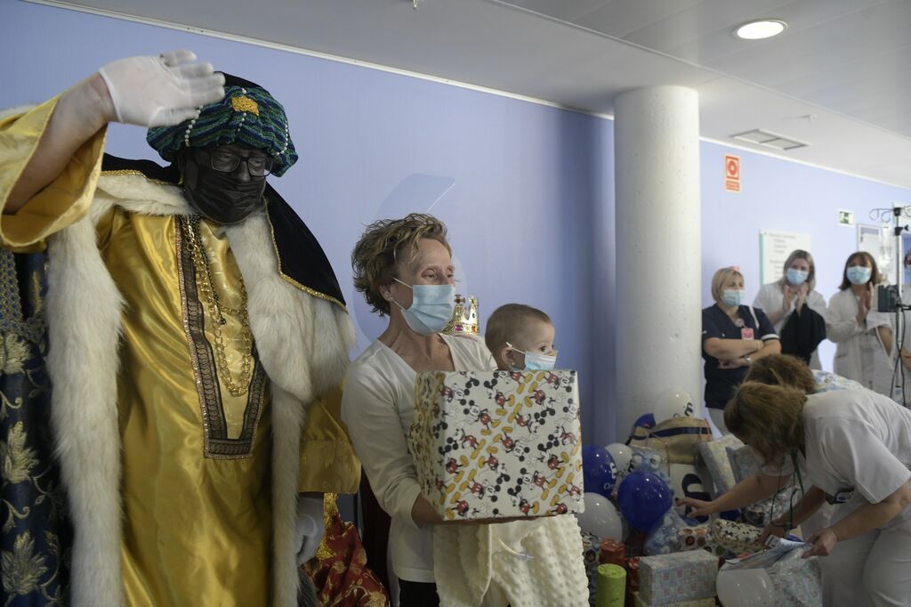 As&iacute; ha sido la visita de los Reyes Magos a los ni&ntilde;os hospitalizados en el Hospital San Cecilio de Granada