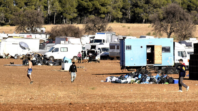 Imagen de la zona de acampada de la fiesta ilegal de La Peza, en la que se acumulan restos de basura dejados por los asistentes