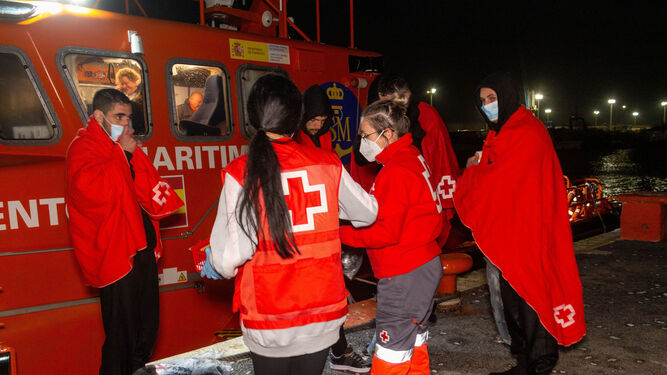 Cruz Roja atendió a los trasladados a su llegada al Puerto de Motril