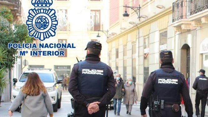 Imagen de archivo de dos agentes de la Policía Nacional patrullando por el centro de Granada