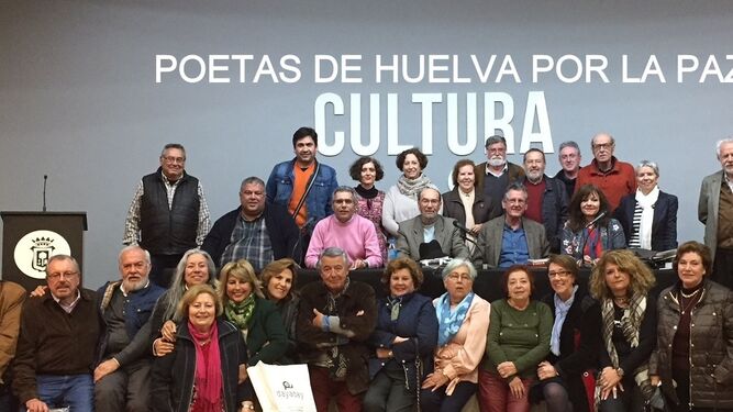 Miembros de la Plataforma Poetas por la Paz de Huelva