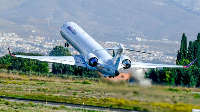 Un avión despega desde el Aeropuerto de Granada