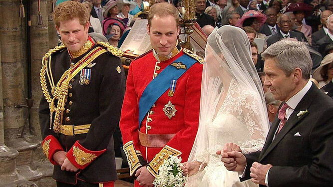 El príncipe Harry en la boda de su hermano, sufriendo en ese momento la insensibilidad en sus partes íntimas