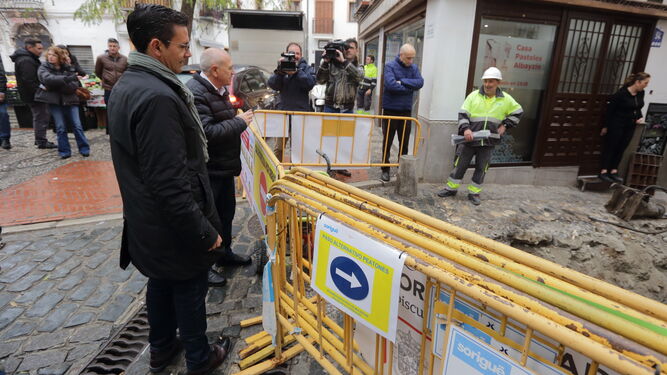 El alcalde, en visita al inicio de las obras en la Cuesta Alhacaba.