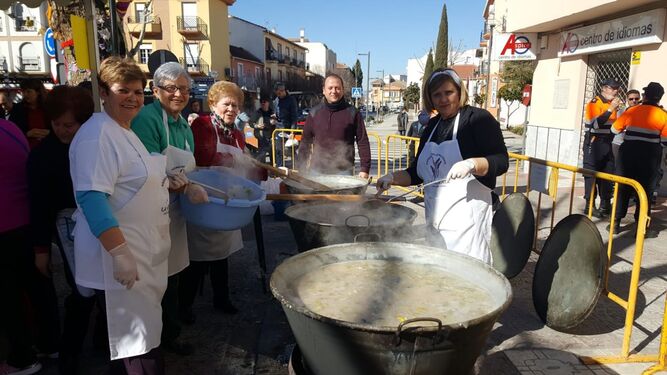 Integrantes de la asociación La Huerta preparando Olla de San Antón en una edición anterior