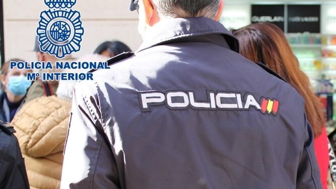 Imagen de archivo de un agente de la Policía Nacional en Granada